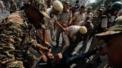 Live: দিল্লির আকাশবাণী ভবনের সামনে পুলিশকে লক্ষ্য করে ইটবৃষ্টি, জখম ২