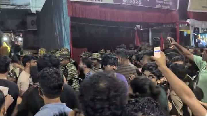 CPIM Book Stall: লাখ লাখ টাকার বই বিক্রির হিসেব দিল দল বামেরা CPIM Book Stall: লাখ লাখ টাকার বই বিক্রির হিসেব দিল দল বামেরা