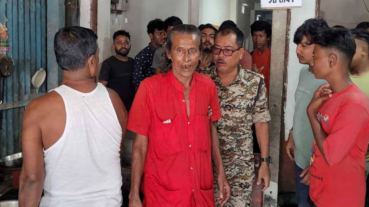 Coochbehar News: সাধুর বেশে চায়ে চুমুক দিচ্ছিলেন, পরে যা পরিচয় জানা গেল, তুলে নিল পুলিশ Coochbehar News: সাধুর বেশে চায়ে চুমুক দিচ্ছিলেন, পরে যা পরিচয় জানা গেল, তুলে নিল পুলিশ