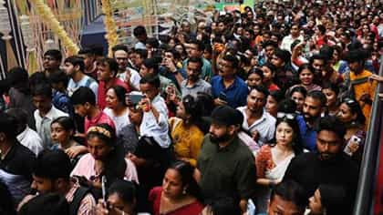 ভিড়ের মধ্যে কী কী সতর্কতা অবলম্বন করা উচিত?