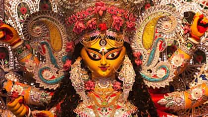 ত্রিশূল থেকে চক্র, বজ্র থেকে শঙ্খ, দুর্গার কোন হাতে কী অস্ত্র?