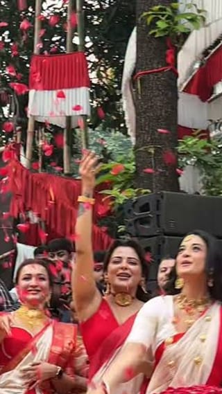 দশমীর বিকেলে অ্যালেন পার্কে ঢাকের তালে মাতলেন টলি অভিনেত্রীরা