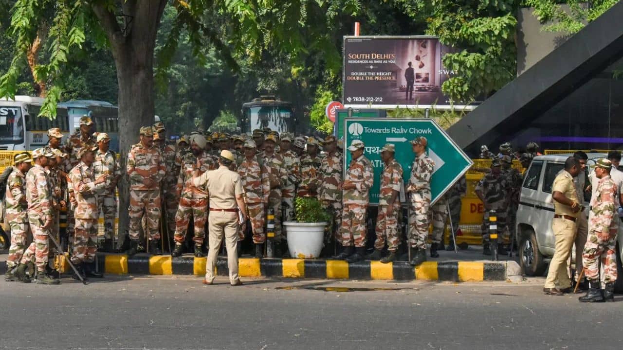 Delhi Police: ‘প্রতিবাদের অধিকার রক্ষা করতে হবে, পাশাপাশি...’, রাজধানীতে বিধিনিষেধের কারণ ব্যাখ্যা দিল্লি পুলিশের