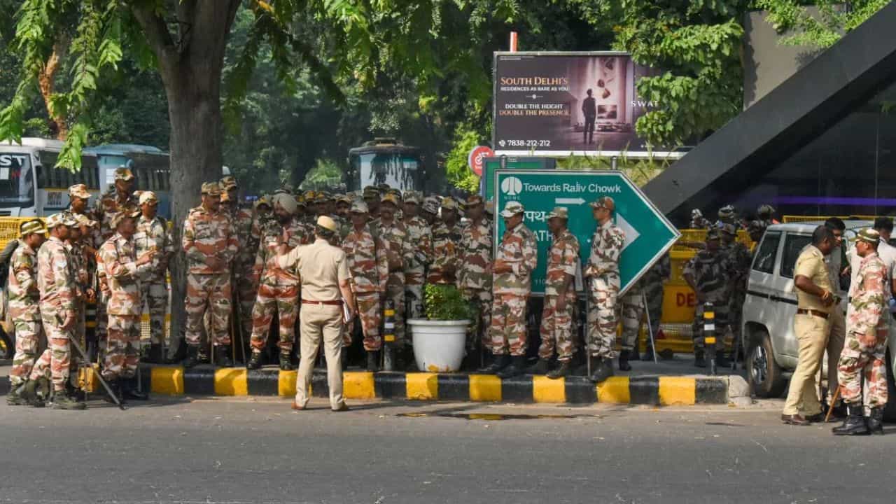 Delhi Police: ‘প্রতিবাদের অধিকার রক্ষা করতে হবে, পাশাপাশি...’, রাজধানীতে বিধিনিষেধের কারণ ব্যাখ্যা দিল্লি পুলিশের Delhi Police: ‘প্রতিবাদের অধিকার রক্ষা করতে হবে, পাশাপাশি...’, রাজধানীতে বিধিনিষেধের কারণ ব্যাখ্যা দিল্লি পুলিশের