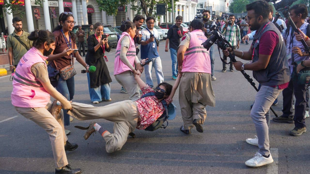 Supreme Court: অবৈধভাবে আটক করা চলবে না, অবিলম্বে ১৬৩ ধারার নোটিস সরানোর নির্দেশ সুপ্রিম কোর্টের
