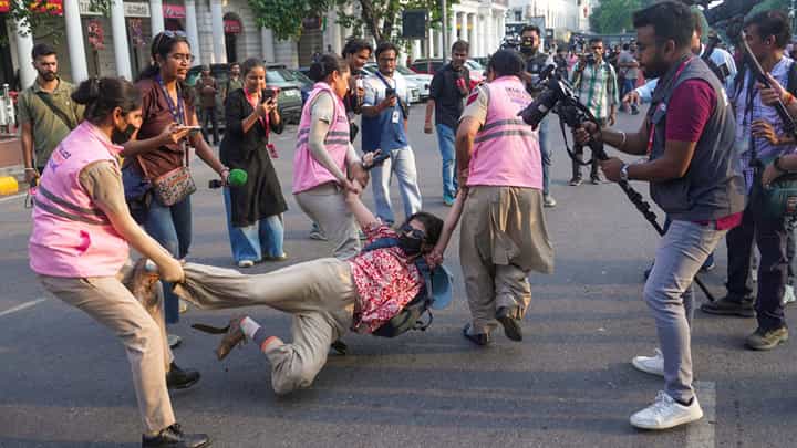 Delhi Protest: কনাট প্লেসে অ্যাকশন, আজও যন্তর-মন্তরমুখী মিছিল আটকে দিল পুলিশ Delhi Protest: কনাট প্লেসে অ্যাকশন, আজও যন্তর-মন্তরমুখী মিছিল আটকে দিল পুলিশ
