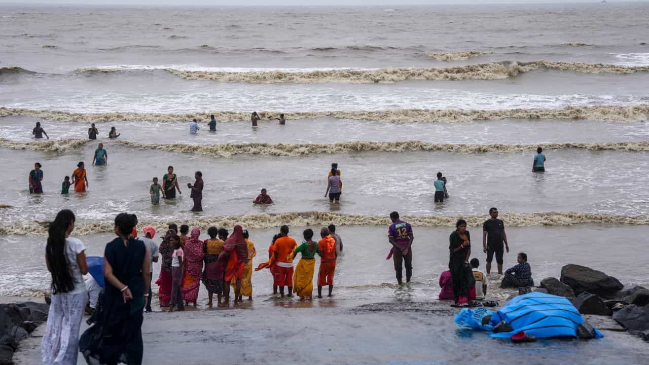 Digha sea beach: দিঘার সমুদ্রের ওপারে কী আছে জানেন... Digha sea beach: দিঘার সমুদ্রের ওপারে কী আছে জানেন...