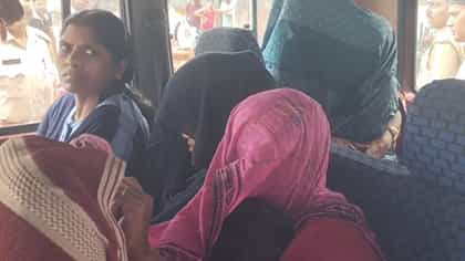 কোলে বাচ্চা, ট্রেনের মধ্যে তিন মহিলার ব্যাগে নজর, জোর করে খোলাতেই...