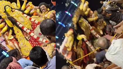নিরঞ্জনের সময় বড় অঘটন, কাঠামো সমেত ঠাকুর পড়ল পুরসভার কর্মীদের উপর