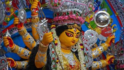 কোন রং ও ফুলে তুষ্ট হন মা দুর্গা? পুরাণে রয়েছে...