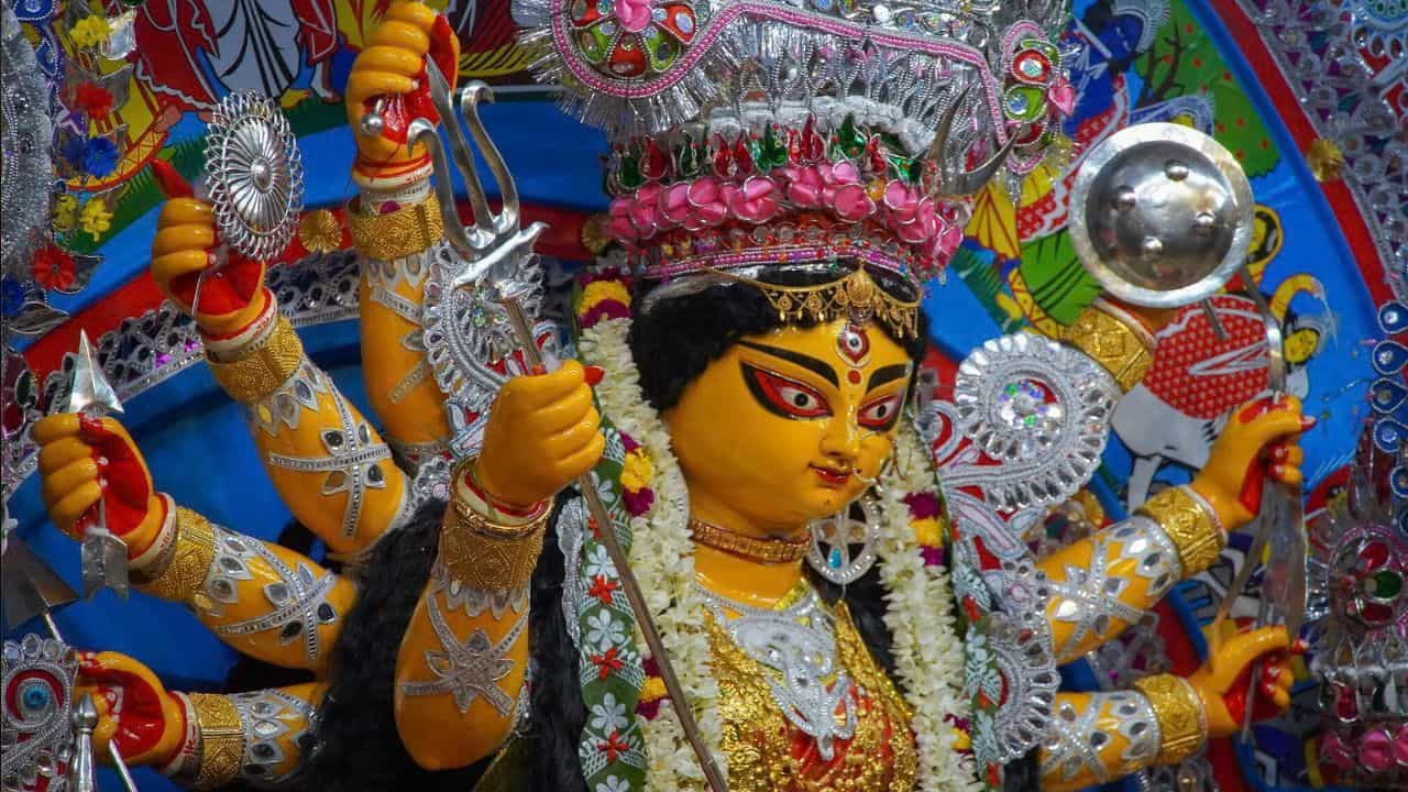 Durga Puja rituals: কোন রং ও ফুলে তুষ্ট হন মা দুর্গা? পুরাণে রয়েছে... Durga Puja rituals: কোন রং ও ফুলে তুষ্ট হন মা দুর্গা? পুরাণে রয়েছে...