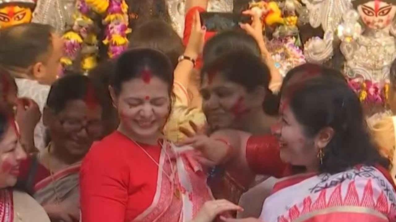 পুজোর কটা দিন কোয়েল মল্লিক সুপারস্টারের তকমা ছেড়ে যেন একেবারেই ঘরের মেয়ে।