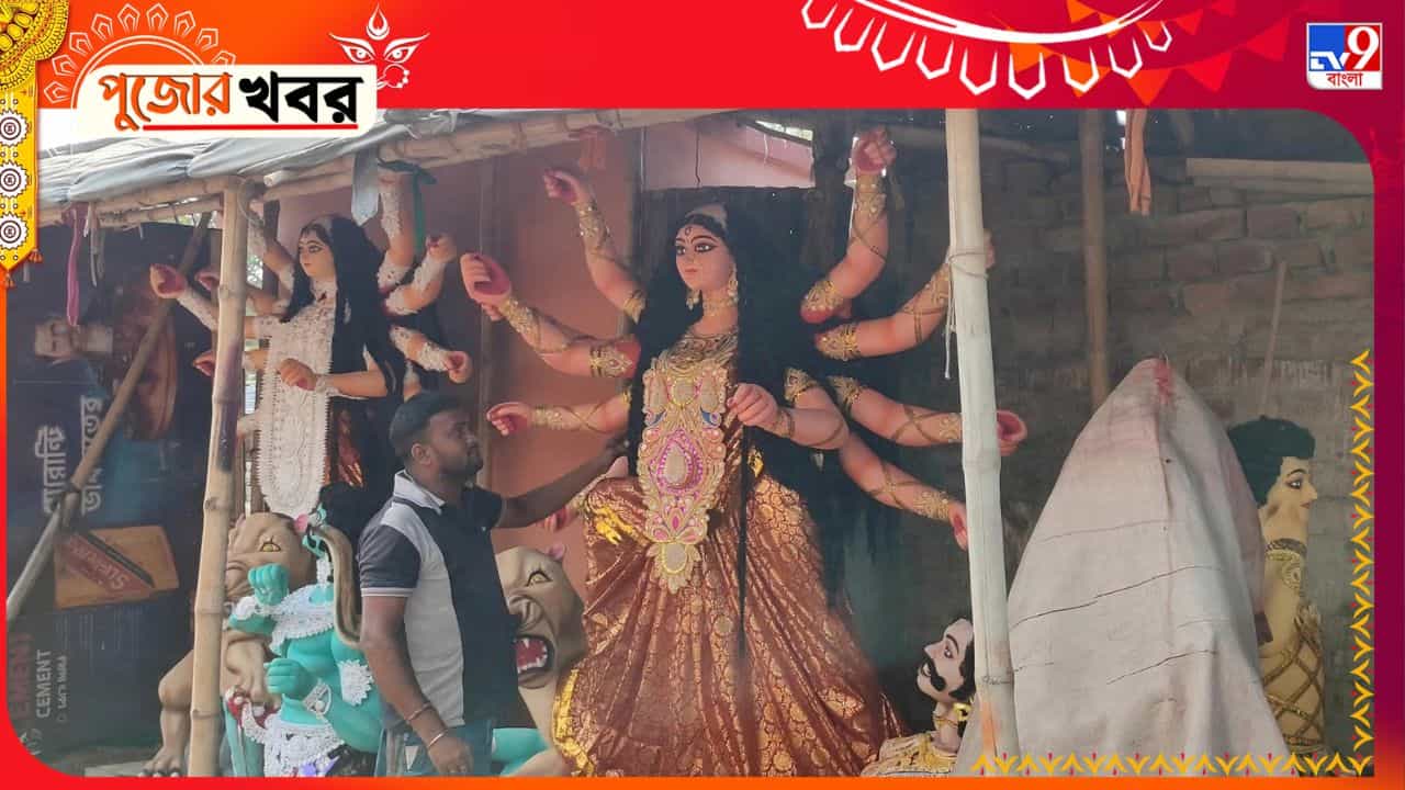 Durga Puja 2026: মহিলাদের হাতেই মায়ের পুজো, ১৬ বছর ধরে চলে আসছে রীতি Durga Puja 2026: মহিলাদের হাতেই মায়ের পুজো, ১৬ বছর ধরে চলে আসছে রীতি