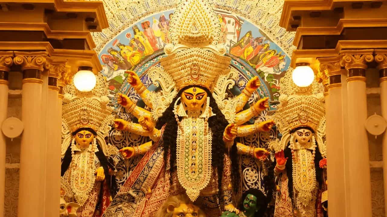 Durga Puja: ২০২৮ সালে সেপ্টেম্বরেও দুর্গাপুজো, অক্টোবরেও! কোনটা মানবেন? মুশকিল আসান করে দিলেন বিশেষজ্ঞ Durga Puja: ২০২৮ সালে সেপ্টেম্বরেও দুর্গাপুজো, অক্টোবরেও! কোনটা মানবেন? মুশকিল আসান করে দিলেন বিশেষজ্ঞ