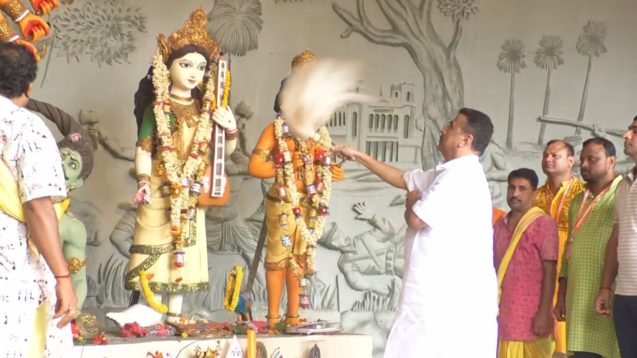 West Bengal News: মহাষ্টমীতে নিজের ক্লাবে মুখ্যমন্ত্রী, আরতি করে দেবী বন্দনা শুভেন্দুর