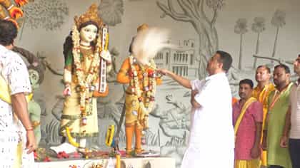 অষ্টমীতে নিজের ক্লাবে মুখ্যমন্ত্রী, আরতি করে দেবী বন্দনা শুভেন্দুর