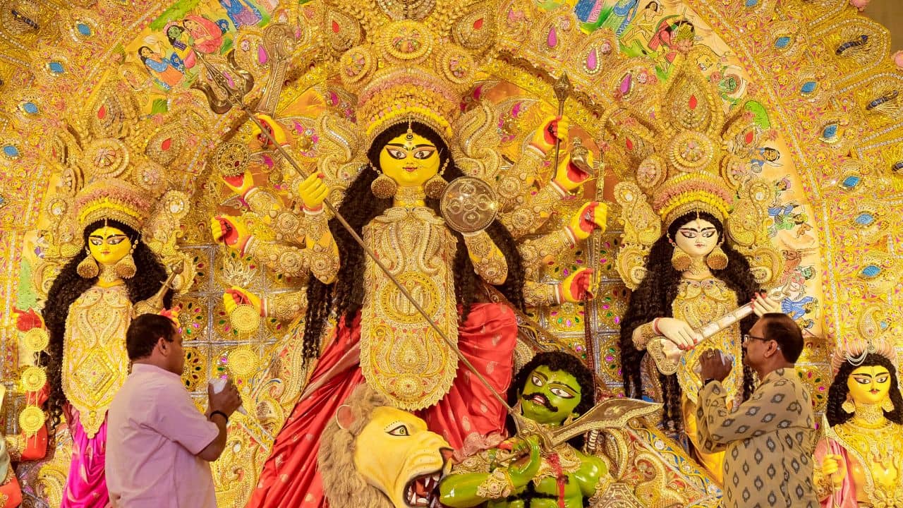 Durga Puja Weather Update: সপ্তমীতেও কি ছাতা নিয়ে দেবী দর্শন? বাড়ি থেকে বেরনোর আগেই জেনে নিন কী বলছে হাওয়া অফিস
