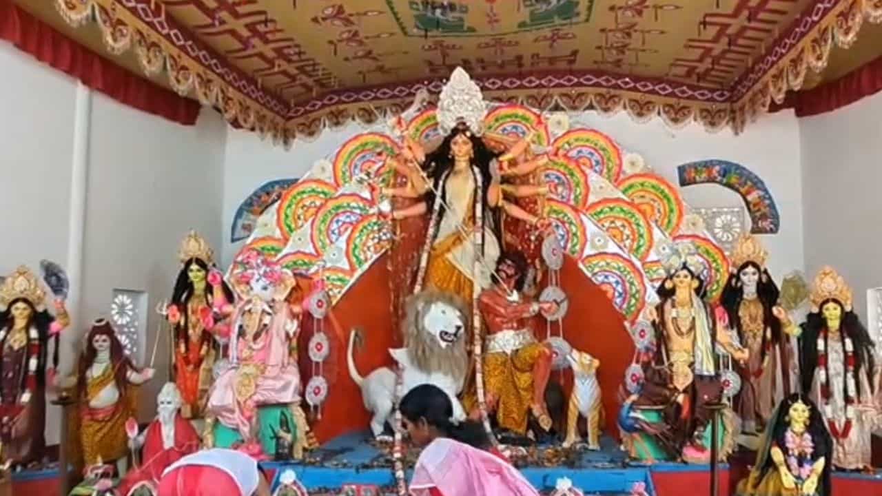 One Day Durga Puja: জঙ্গলে পথ হারিয়ে কাঁদছিলেন এক মহিলা, রাতে তিনিই ধরেন 'অন্য রূপ'! একদিনের দুর্গাপুজো হয় এখানে... One Day Durga Puja: জঙ্গলে পথ হারিয়ে কাঁদছিলেন এক মহিলা, রাতে তিনিই ধরেন 'অন্য রূপ'! একদিনের দুর্গাপুজো হয় এখানে...