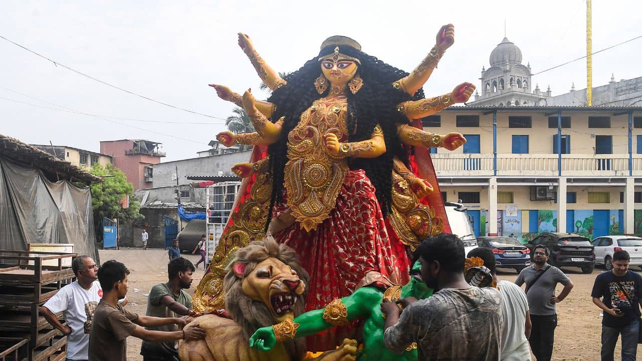 Durga Puja Weather: এবার পুজোতেও বৃষ্টি! কবে কবে ছাতা নিয়ে ঠাকুর দেখতে বেরোবেন, এখনই জেনে রাখুন