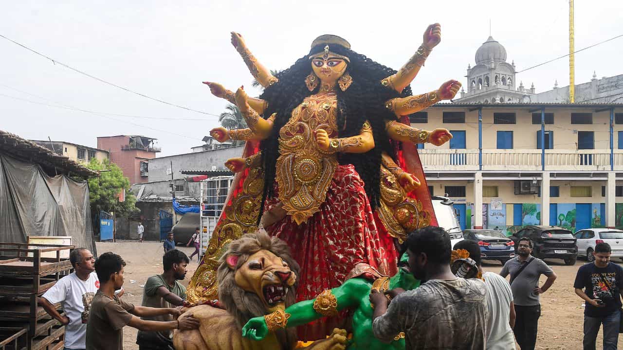 Durga Puja Weather: এবার পুজোতেও বৃষ্টি! কবে কবে ছাতা নিয়ে ঠাকুর দেখতে বেরোবেন, এখনই জেনে রাখুন Durga Puja Weather: এবার পুজোতেও বৃষ্টি! কবে কবে ছাতা নিয়ে ঠাকুর দেখতে বেরোবেন, এখনই জেনে রাখুন