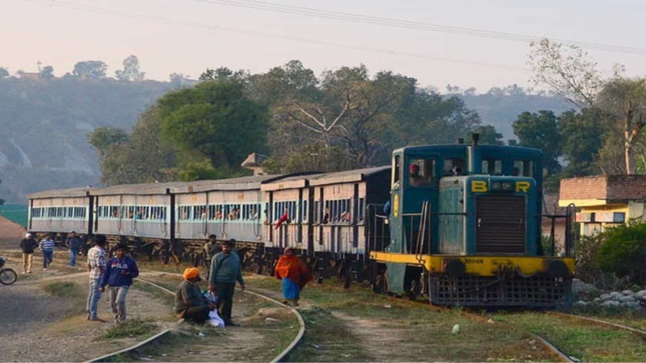 Ticket Free Train: ভারতের এই ট্রেনে টিকিট না কেটেই চড়ুন, কেউ জরিমানা করবে না! Ticket Free Train: ভারতের এই ট্রেনে টিকিট না কেটেই চড়ুন, কেউ জরিমানা করবে না!