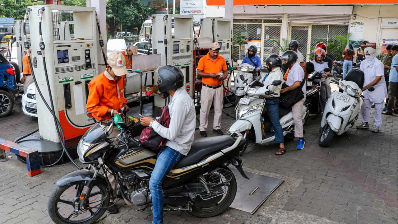 Fuel Price Cut: আবার পেট্রোল-ডিজেলের দাম কমবে? পুজোর আগেই মধ্যবিত্তদের আশার আলো দেখাল কেন্দ্র Fuel Price Cut: আবার পেট্রোল-ডিজেলের দাম কমবে? পুজোর আগেই মধ্যবিত্তদের আশার আলো দেখাল কেন্দ্র