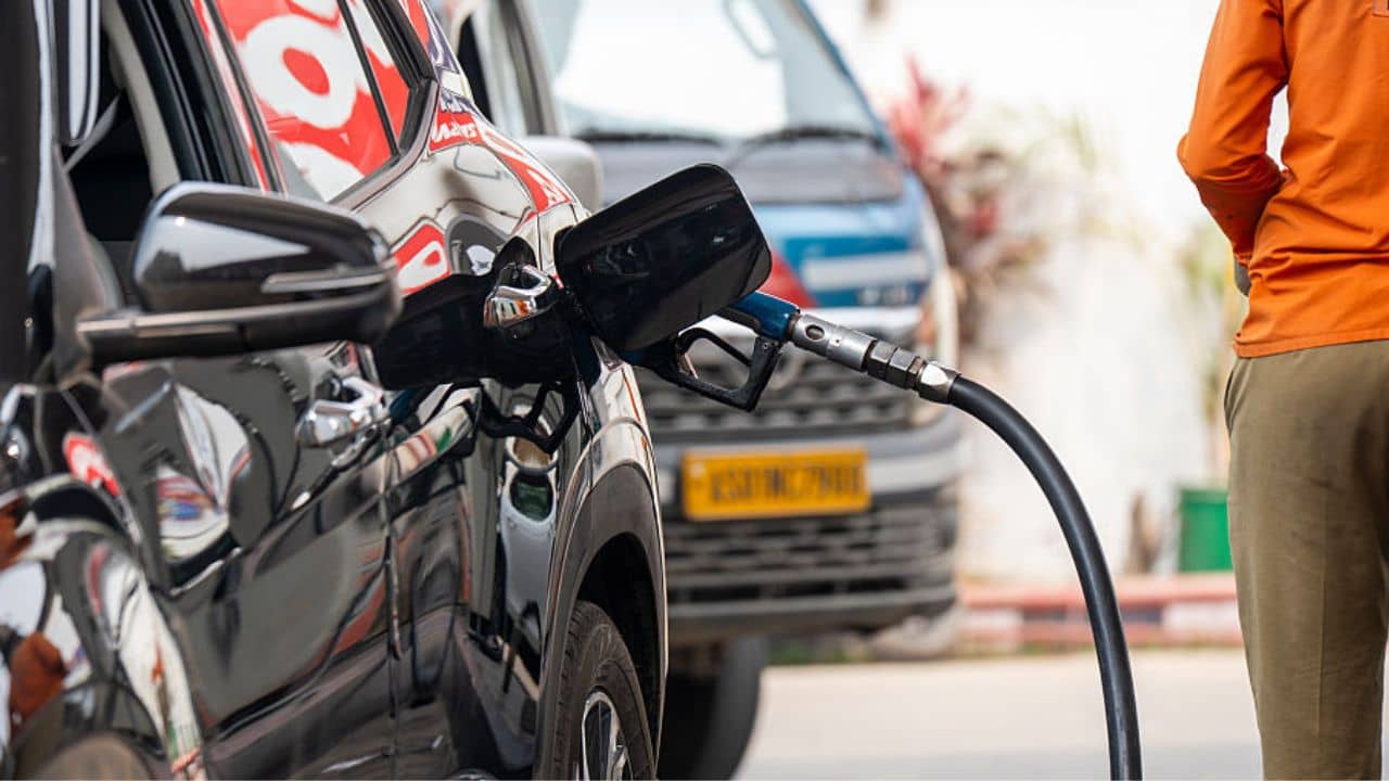 Petrol-Diesel Price Hike: পুজোর মুখে বড় ঝটকা, একধাক্কায় ৫ টাকা বাড়ল পেট্রোলের দাম! দামি ডিজেলও