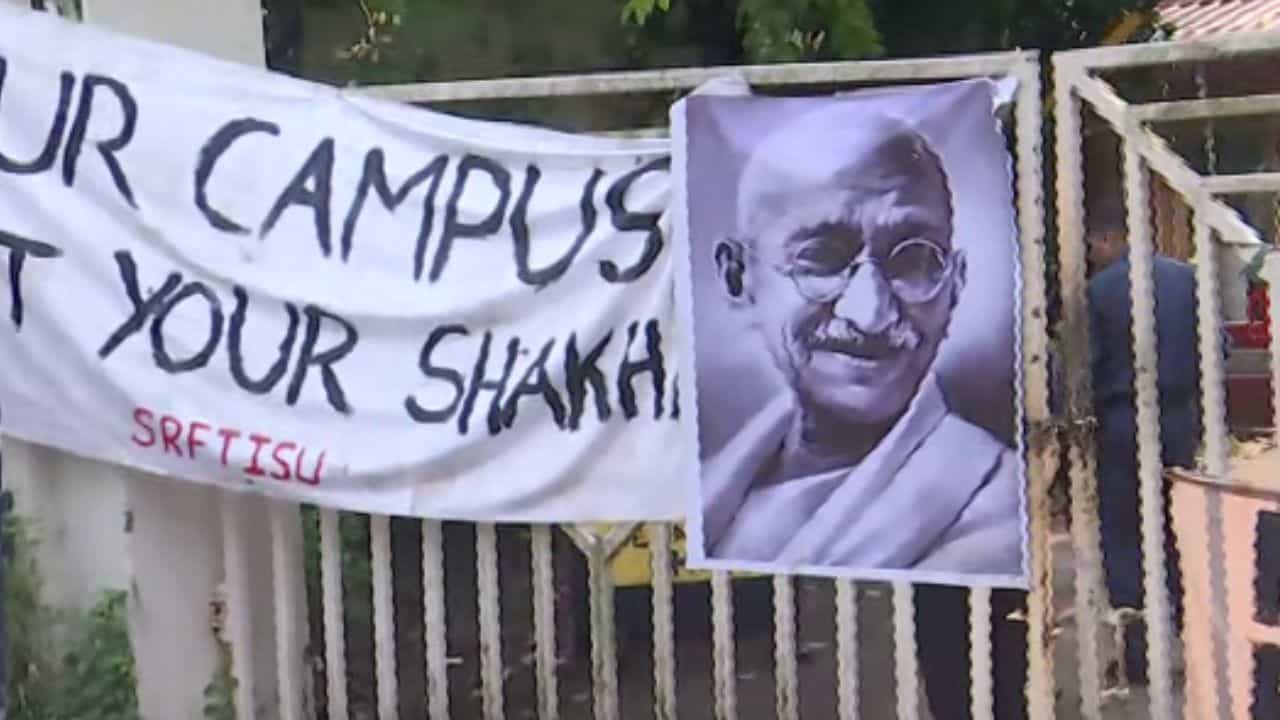 SRFTI Campus: ক্যাম্পেসের গেটে ফিরল গান্ধীর ছবি, মুছে দেওয়ার পর ফের দেওয়াল লিখন SRFTI-এ SRFTI Campus: ক্যাম্পেসের গেটে ফিরল গান্ধীর ছবি, মুছে দেওয়ার পর ফের দেওয়াল লিখন SRFTI-এ