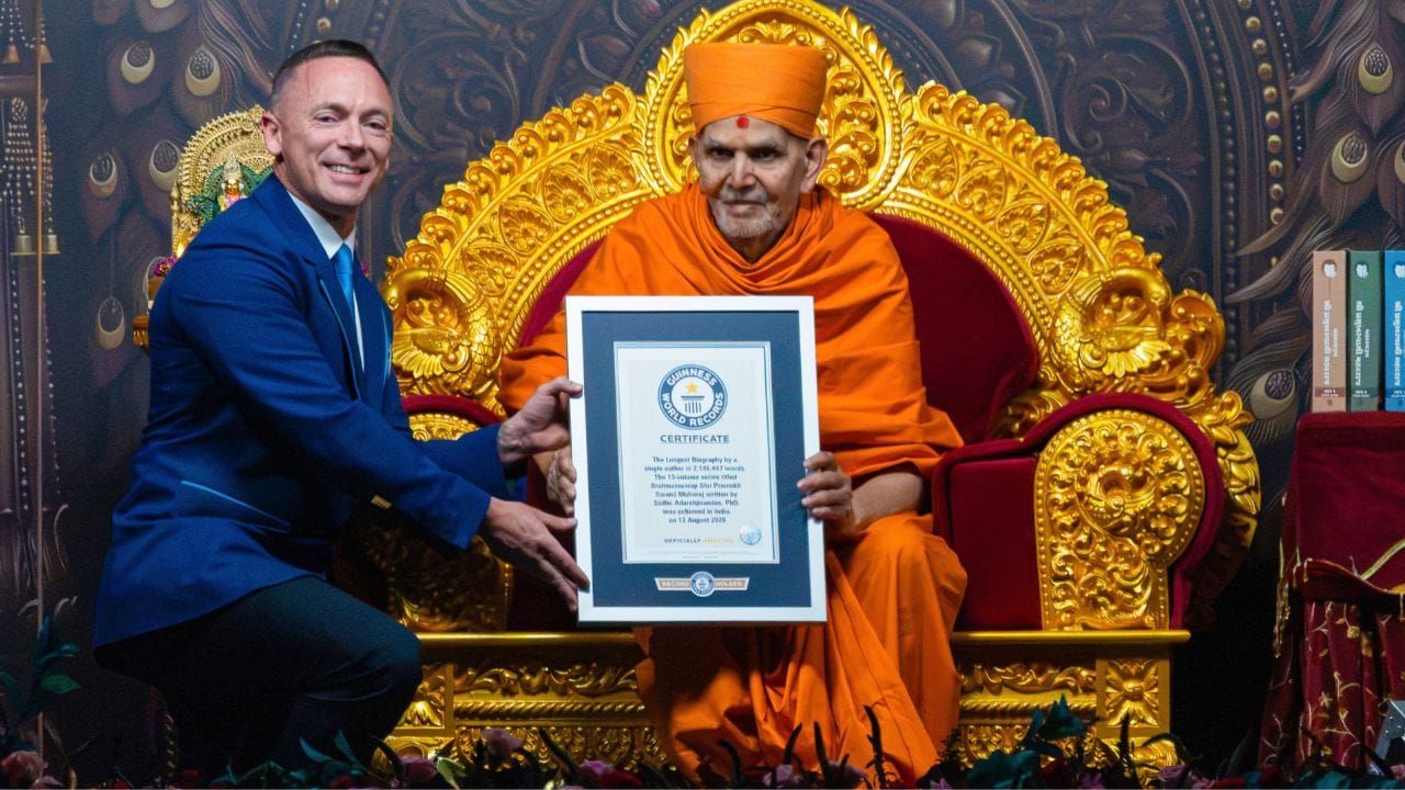 Guinness World Record Representive Carl Saville Presenting The New Guinness World Record To His Holiness Mahant Swami Maharaj