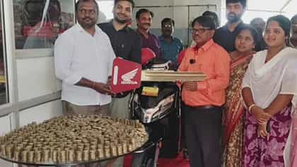 ১০ টাকার কয়েন দিয়ে গাড়ি কিনে তাক লাগালেন এই ব্যক্তি!