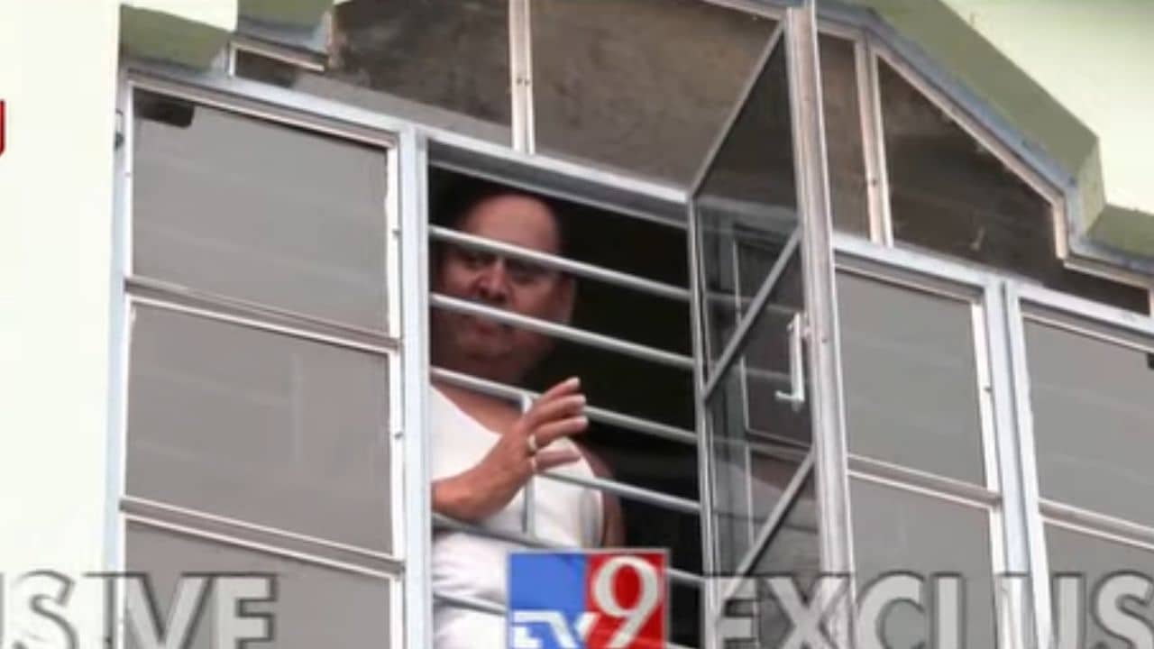 Humayun Kabir: পরনে সাদা স্যান্ডো আর লুঙ্গি! বাড়ির জানালার ফাঁক দিয়ে হুমায়ুনের অ্যাকশন শুরু!
