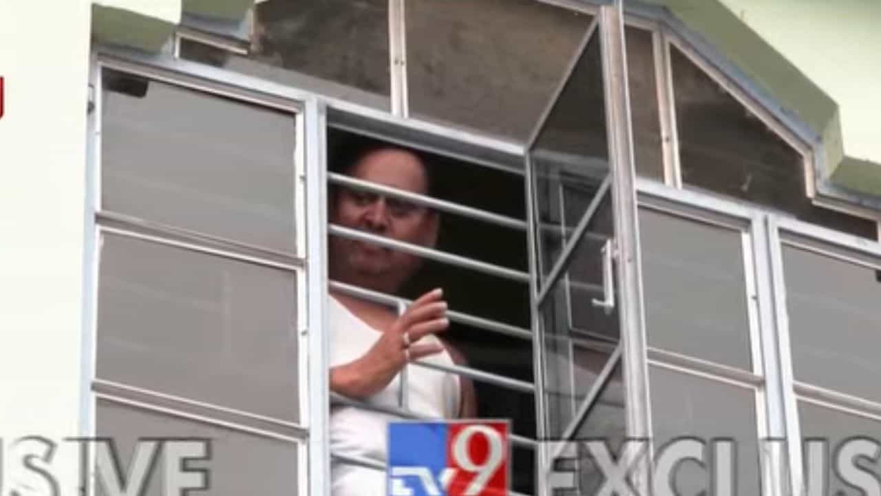 Humayun Kabir: পরনে সাদা স্যান্ডো আর লুঙ্গি! বাড়ির জানালার ফাঁক দিয়ে হুমায়ুনের অ্যাকশন শুরু! Humayun Kabir: পরনে সাদা স্যান্ডো আর লুঙ্গি! বাড়ির জানালার ফাঁক দিয়ে হুমায়ুনের অ্যাকশন শুরু!