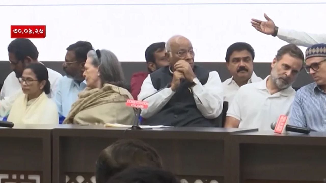 Opposition Mock Parliament: শেষে খাড়্গের বাসভবনে জ্ঞানেশের পাবলিক ইমপিচমেন্ট নিয়ে মক পার্লামেন্ট, কেন?