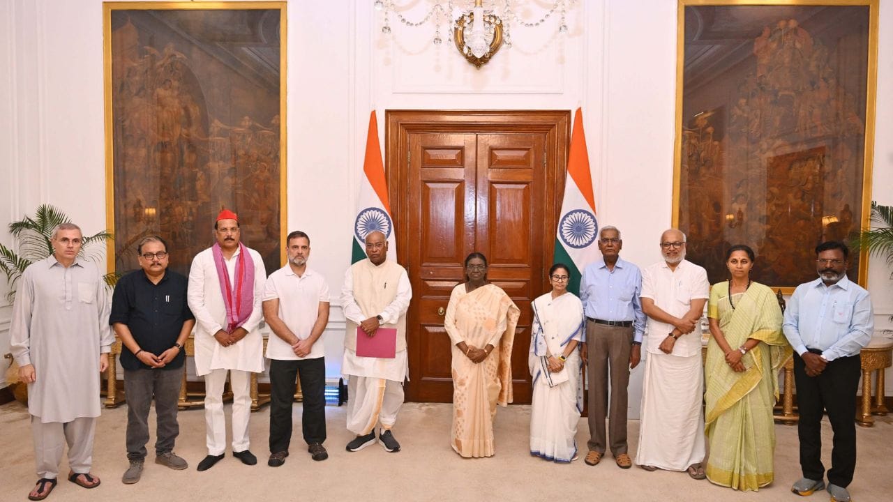 INDIA Bloc leaders meet President: ‘রাষ্ট্রপতি ভোট চুরির প্রমাণ চেয়েছেন, আমাদের কাছে তা রয়েছে’, দাবি রাহুলের, পাল্টা আক্রমণ বিজেপির