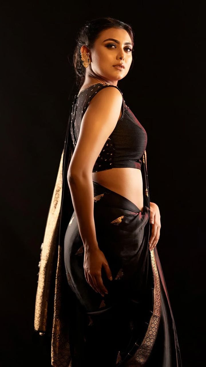 কালো শাড়িত অপরূপা ইধিকা