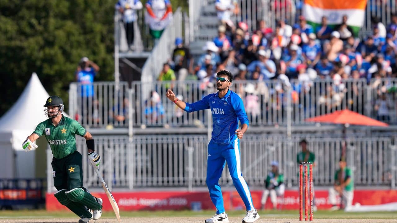 India vs Pakistan Live Cricket Score: তিন উইকেট পড়ল পাকিস্তানের, ভারতের সামনে সোনার হাতছানি