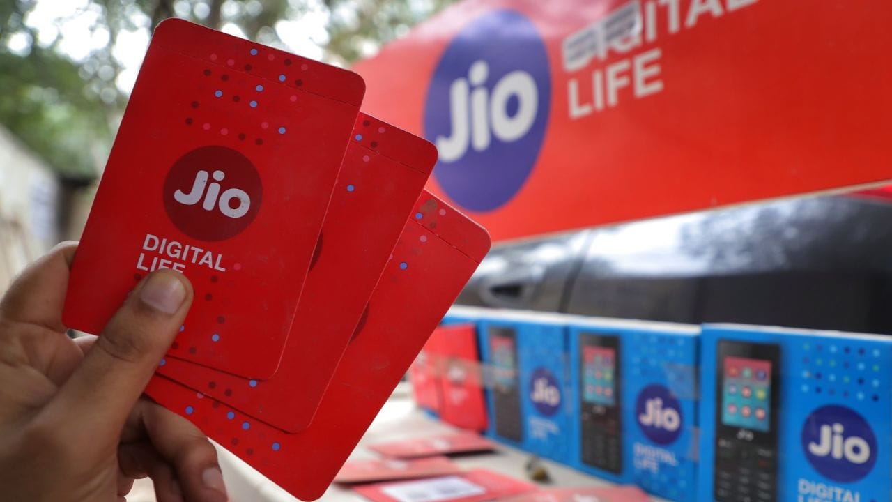 JIO SIM: একটি কিনলে একটি ফ্রি – রিচার্জ ছাড়াই এবার পাওয়া যাবে জিওর পরিষেবাও? JIO SIM: একটি কিনলে একটি ফ্রি – রিচার্জ ছাড়াই এবার পাওয়া যাবে জিওর পরিষেবাও?