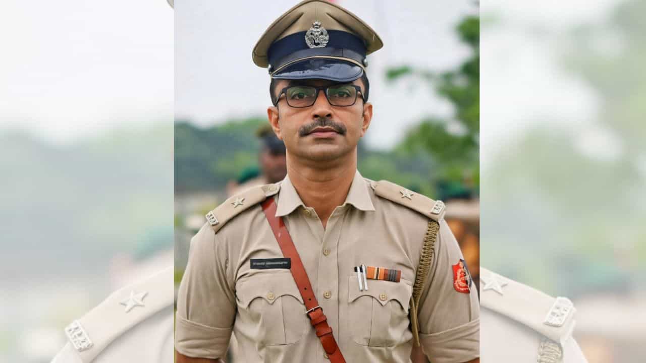 Deadbody Recover From Jalpaiguri: কেউ কিচ্ছুটি টের পাননি! নীরবে স্ত্রী সন্তানকে ফেলে চলে গেলেন পুলিশ কর্মী Deadbody Recover From Jalpaiguri: কেউ কিচ্ছুটি টের পাননি! নীরবে স্ত্রী সন্তানকে ফেলে চলে গেলেন পুলিশ কর্মী