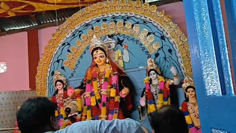 One Day Durga Puja: জঙ্গলে পথ হারিয়ে কাঁদছিলেন এক মহিলা, রাতে তিনিই ধরেন অন্য রূপ! একদিনের দুর্গাপুজো হয় এখানে...