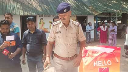 গৃহপ্রবেশের অনুষ্ঠানে হঠাৎ পুলিশ, ঘর থেকে বেরল অতিথিরাও অবাক