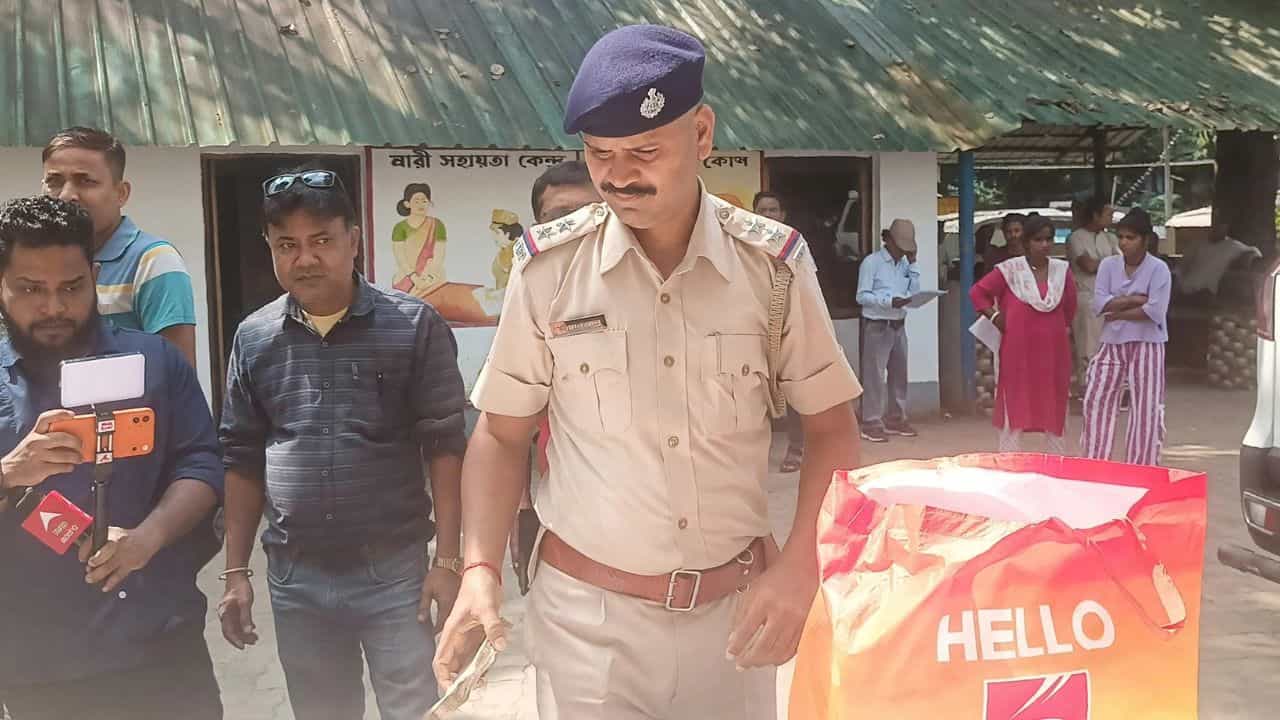 Jalpaiguri News: তখন চলছে গৃহপ্রবেশের অনুষ্ঠান, আচমকা বাড়ি ঘিরল পুলিশ, ঘর থেকে যা বেরল অতিথিরাও অবাক Jalpaiguri News: তখন চলছে গৃহপ্রবেশের অনুষ্ঠান, আচমকা বাড়ি ঘিরল পুলিশ, ঘর থেকে যা বেরল অতিথিরাও অবাক