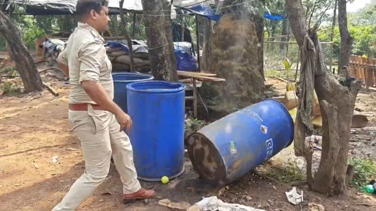 Purulia News update: IC রামনারায়ণ পাল, সুব্রত নিয়োগী, অর্ণব মণ্ডলরা হানা দিলেন জঙ্গলে,আর তারপরই..., বিরাট অ্যাকশন Purulia News update: IC রামনারায়ণ পাল, সুব্রত নিয়োগী, অর্ণব মণ্ডলরা হানা দিলেন জঙ্গলে,আর তারপরই..., বিরাট অ্যাকশন