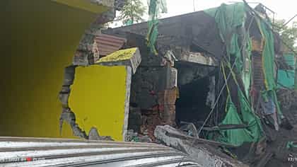 সপ্তমীর সকালে ভয়াবহ দুর্ঘটনা, বাড়িতে গিয়ে ধাক্কা মারল ডাম্পার