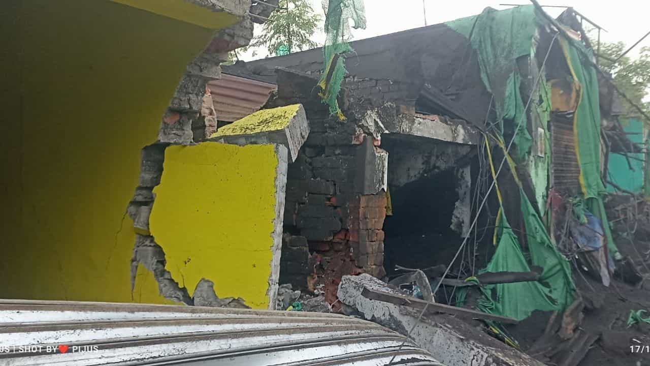 Jhargram Accident: সপ্তমীর সকালে ভয়াবহ দুর্ঘটনা বাংলায়, বাড়িতে গিয়ে ধাক্কা মারল ডাম্পার Jhargram Accident: সপ্তমীর সকালে ভয়াবহ দুর্ঘটনা বাংলায়, বাড়িতে গিয়ে ধাক্কা মারল ডাম্পার