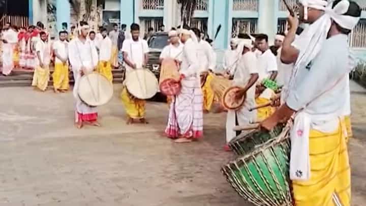 Jhargram News: সিলেবাসে এবার সাঁওতালি নাচ-গান, বড় উদ্যোগ এই বিশ্ববিদ্যালয়ের Jhargram News: সিলেবাসে এবার সাঁওতালি নাচ-গান, বড় উদ্যোগ এই বিশ্ববিদ্যালয়ের