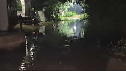 শুকনো রাস্তাঘাটে হঠাৎ জলের স্রোত ঝাড়গ্রামে, জলমগ্ন বাড়ি-ঘর