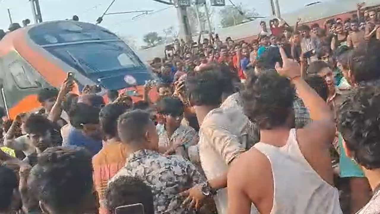 Train Blockage: ষষ্ঠীর সকালে তুমুল যাত্রী বিক্ষোভ, আটকে থাকল বন্দে ভারত! কী নিয়ে ক্ষোভে ফেটে পড়ল যাত্রীরা? Train Blockage: ষষ্ঠীর সকালে তুমুল যাত্রী বিক্ষোভ, আটকে থাকল বন্দে ভারত! কী নিয়ে ক্ষোভে ফেটে পড়ল যাত্রীরা?