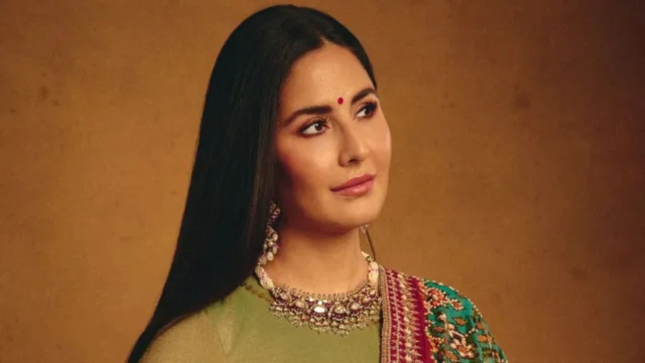 এরপরেই আসে ক্যাটরিনা কাইফের নাম। বিদেশে থেকে মুম্বইয়ে পা রেখে প্রথমে মডেলিং। তারপর সোজা বলিউড। এই মুহূর্তে মা হওয়ার কারণে সিনেমা থেকে দূরে রয়েছেন ক্যাটরিনা। তা ভিকি কৌশলের ঘরনি কিন্তু ভারতীয় নয়, বরং তাঁর ব্রিটিশ নাগরিকত্ব রয়েছে। 