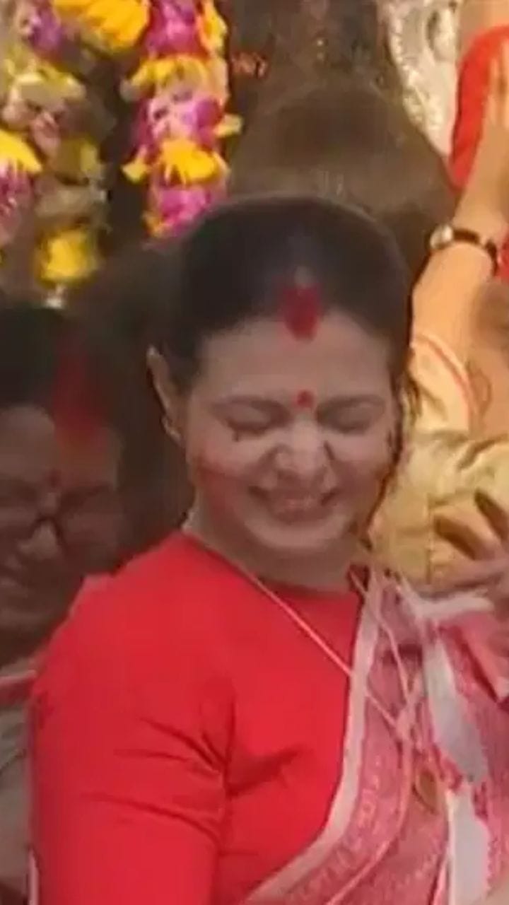 মল্লিক বাড়িতে সিঁদুর খেলায় মাতলেন কোয়েল