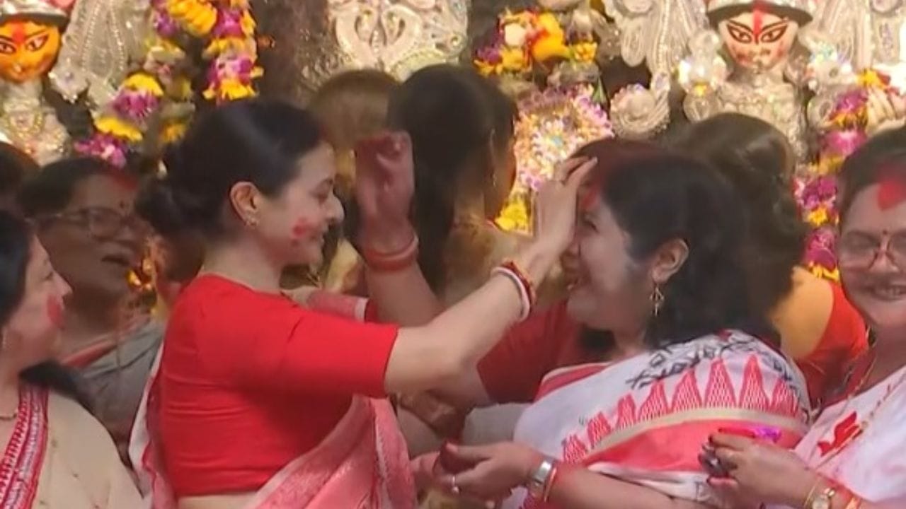 পুজোর আচার অনুষ্ঠান করেন ভক্তিভোরে। ভোগ নিবেদন থেকে শুরু করে ফুল সাজানো সবই সারেন কোয়েল নিজের হাতে।